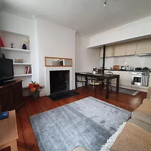 Lovely 2 Bedroom Flat In The Heart Of The , Edimburgo Reino Unido